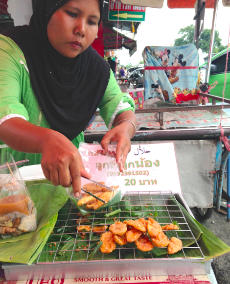A stall in Ayuthaya selling these prized deep-fried nuggets of sweetness