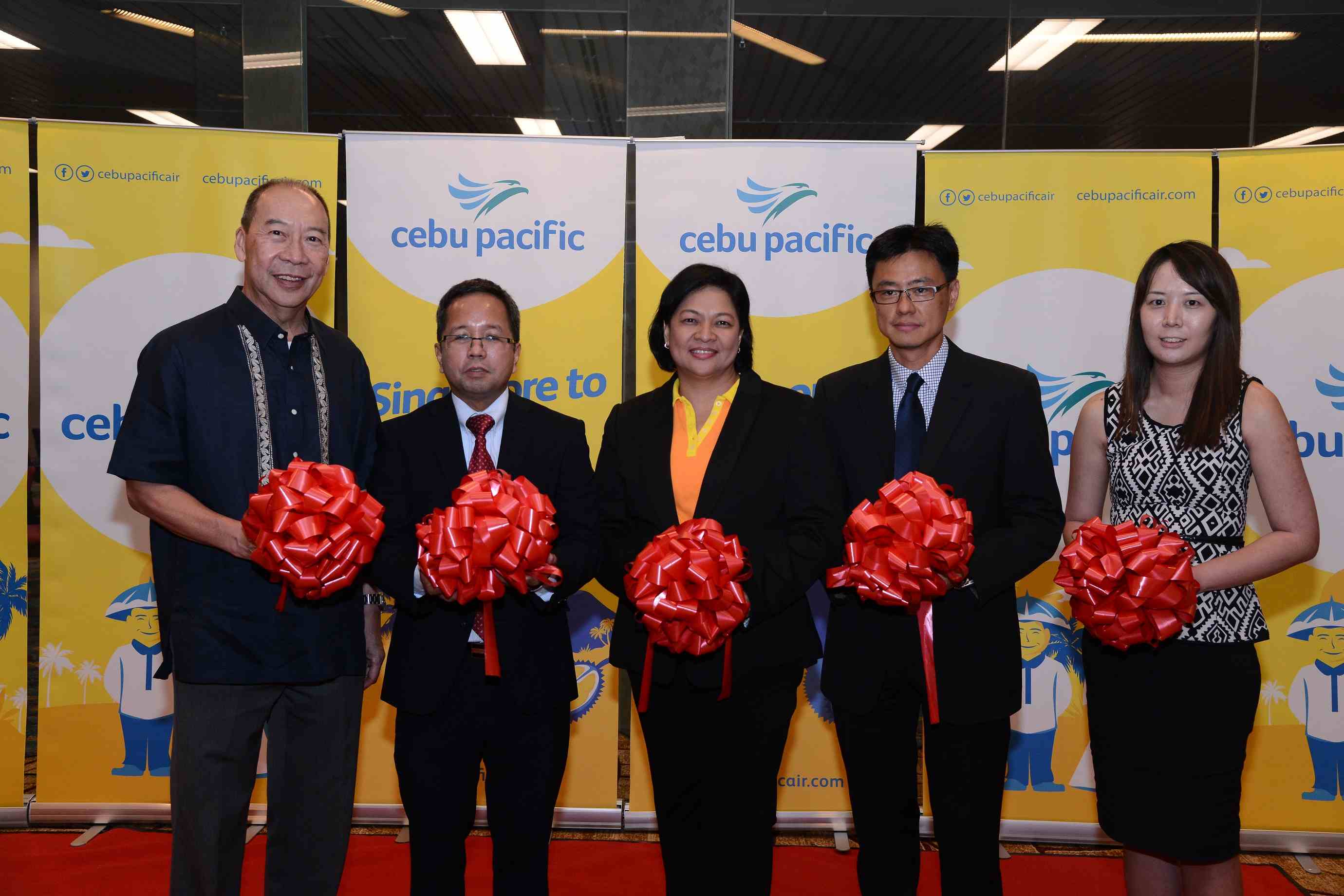 Passengers on the inaugural Singapore-Davao return trip also celebrated the occasion, along with dignitaries at Singapore’s Changi Airport