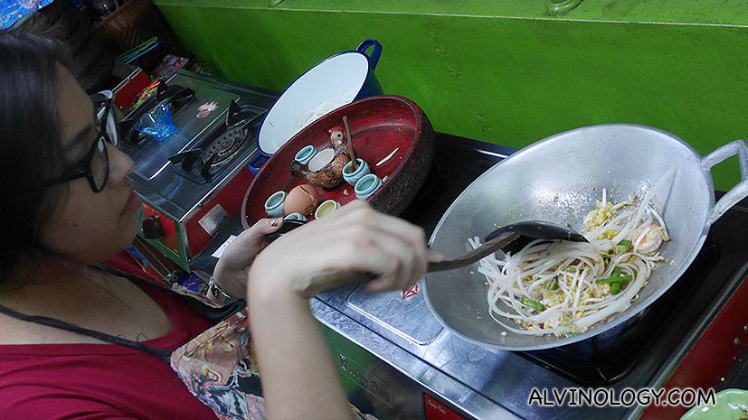 Cooking pad thai