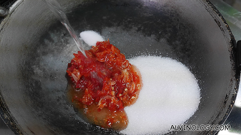 Making thai chili sauce