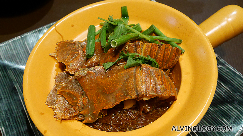 Kang Ob Woon Sen - Juicy crayfish simmered in thai garlic and pepper sauce in claypot over high heat